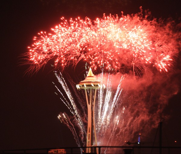 space_needle_fireworks_01Jan2012_5666